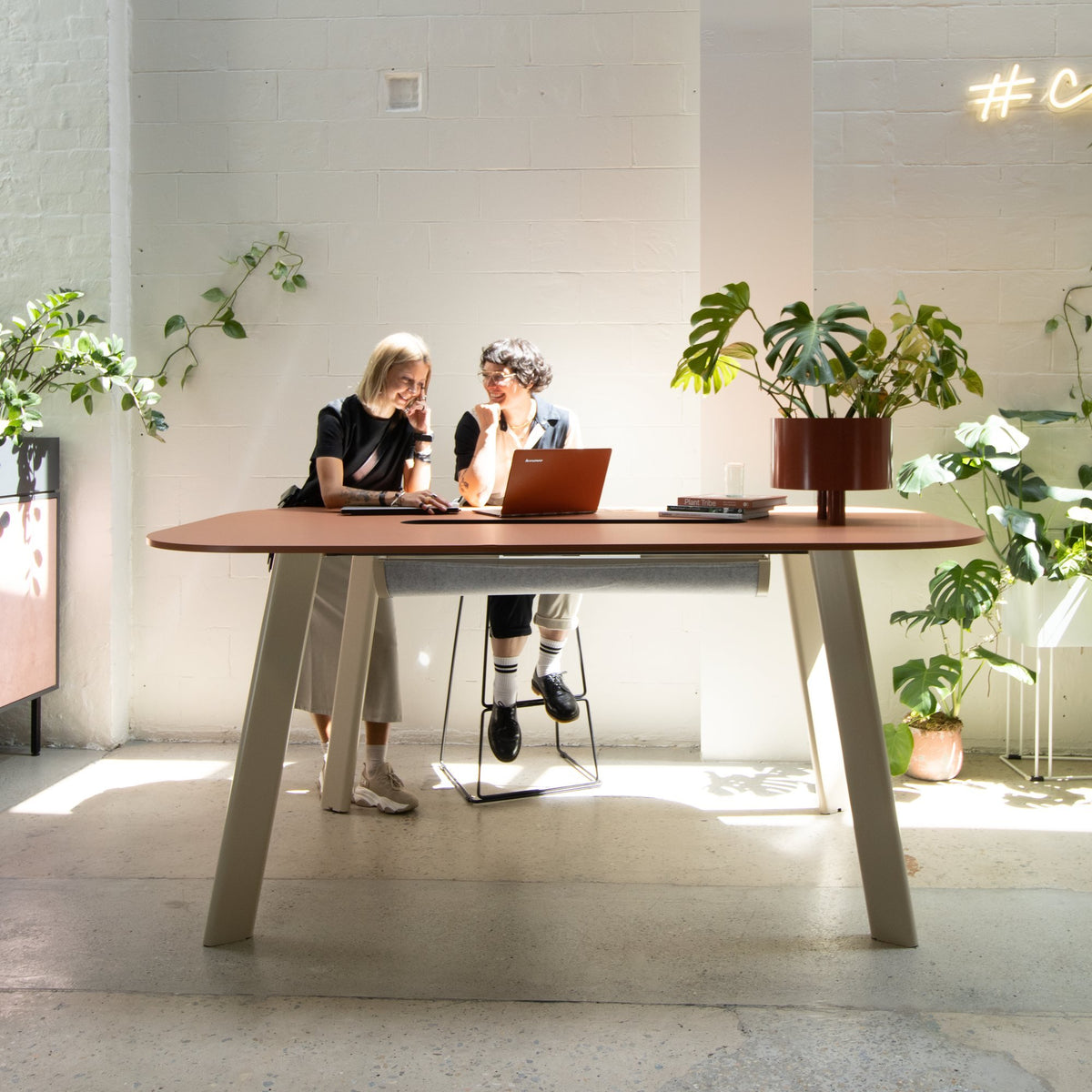 OBLONG workstation and table base system by Klaro Industrial Design (K.I.D), view 3